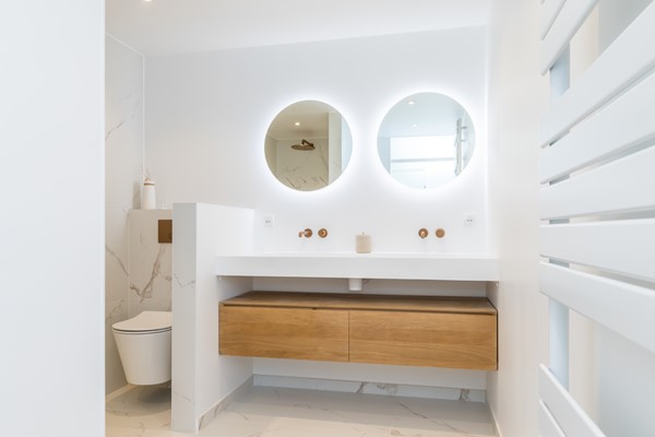 Foto - Verkocht onder voorbehoud: Instapklare ruime tussenwoning uit 1997 met 3 slaapkamers, moderne badkamer, tuin en garage in Heerlen